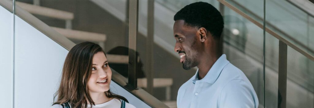 Femme en conversation attentive avec un homme cherchant à comprendre ce qu'il dit en français
