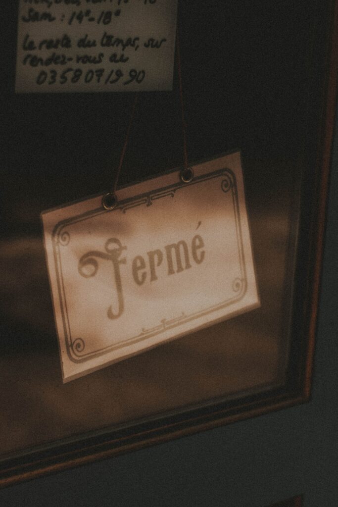 Panneau Fermé accroché à la vitrine d'un commerce français