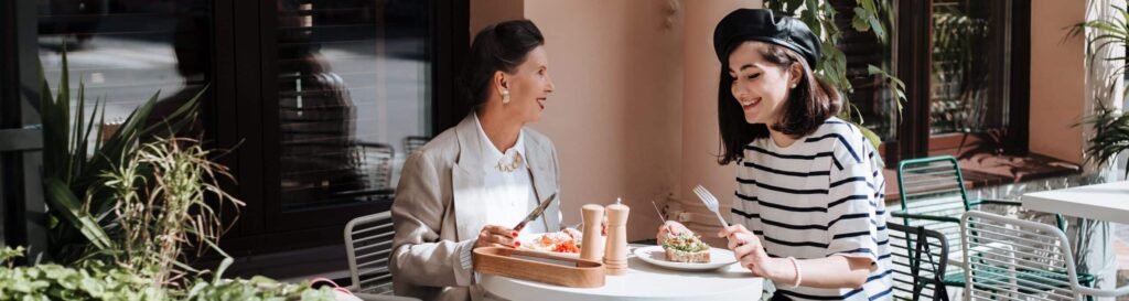 Deux femmes qui discutent sur une terrasse de café